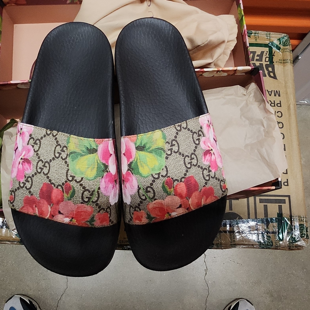 Gucci Women's Floral Slide Sandals - Black and Pink